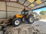 un tracteur garé à l'intérieur d'un bâtiment