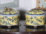deux vases jaunes et bleus posés sur une table ronde