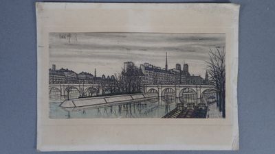 dessin représentant un pont enjambant une rivière, avec des bâtiments en arrière-plan