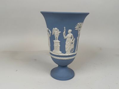 un vase bleu sur lequel est représenté un homme et une femme