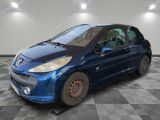 la photo d'une petite voiture bleue garée dans un garage