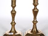 paire de bougeoirs anciens en laiton sur des socles octogonaux
