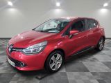 une voiture rouge garée dans un garage au sol en damier