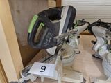 deux scies circulaires posées sur une table dans une pièce