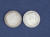 deux pièces d'argent sur fond bleu