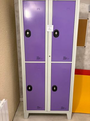 deux casiers violets près d'un radiateur dans une pièce