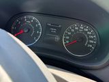 un gros plan sur le tableau de bord d'une voiture avec un compteur de vitesse