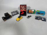 un grand nombre de petites voitures posées sur une table