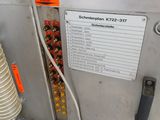 une machine à laquelle est raccordé un tuyau sur le côté