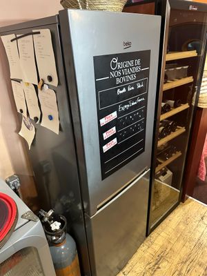 un réfrigérateur équipé d'un casier à vin