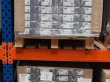 de nombreuses boîtes empilées sur une étagère dans un magasin