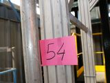 un autocollant rose portant le chiffre 54, collé sur le côté d'un poteau métallique