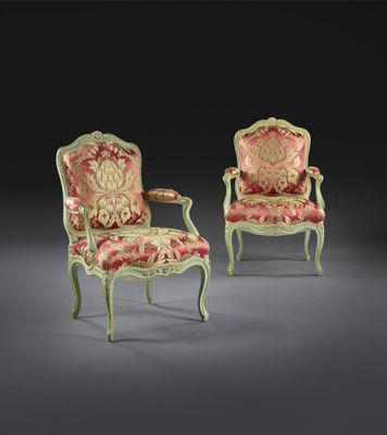 une paire de fauteuils de style Louis XV