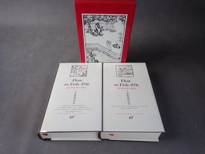 deux livres posés l'un à côté de l'autre sur une table