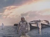 un homme en combinaison spatiale, debout dans l'eau