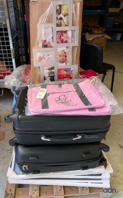 plusieurs bagages empilés les uns sur les autres sur une palette