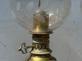 une lampe posée sur une table à côté d'un mur