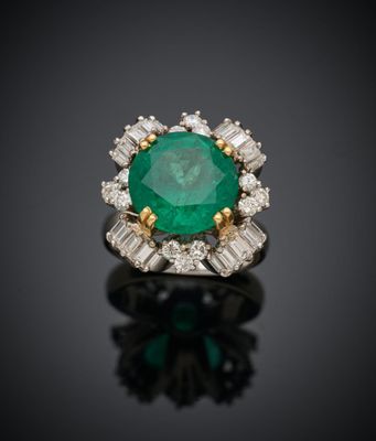 une bague en émeraude et diamant