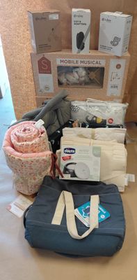 de nombreux objets posés ensemble sur la table