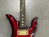 une image représentant une guitare électrique rouge posée sur une table