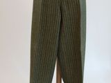 une photo d'un mannequin portant un pantalon vert