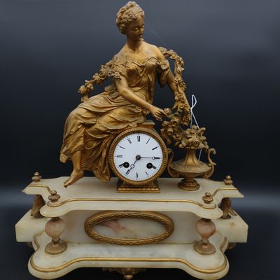 Pendule "Femme aux fleurs" avec sa clé, en métal doré et mar…