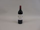 une bouteille de vin posée sur une table