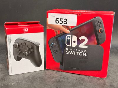 une boîte sur laquelle est représentée une manette de jeu et une boîte sur laquelle est représentée une manette de jeu