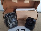 une boîte contenant un appareil photo et quelques papiers