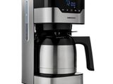 une cafetière noire et argentée posée sur un plan de travail blanc