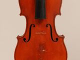 un vieux violon posé sur une surface blanche