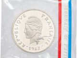 un gros plan d'une pièce de monnaie dans un sachet en plastique sur fond blanc