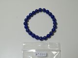 un bracelet bleu en perles muni d'une étiquette portant un nom