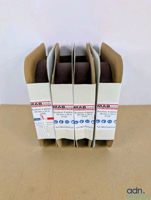trois boîtes en papier brun et blanc sont empilées les unes sur les autres