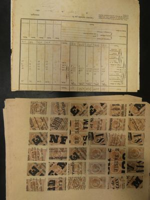 un vieux livre couvert de timbres, posé sur une table