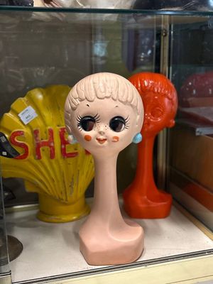 une vitrine contenant une tête de poupée