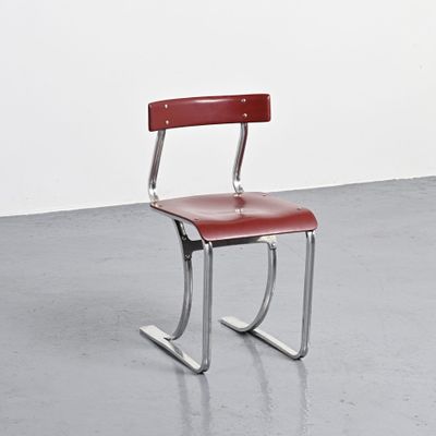 une image représentant une chaise rouge dans une pièce blanche