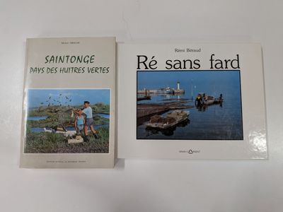 deux livres accrochés au mur d'une pièce
