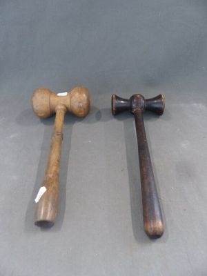 deux types de marteaux différents posés sur la table