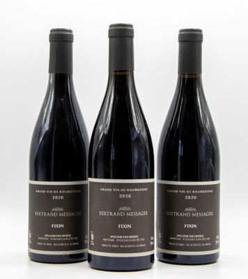 trois bouteilles de vin sont alignées sur une surface blanche