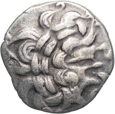 un gros plan d'une pièce d'argent sur laquelle figure un motif