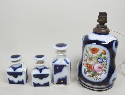 quatre bouteilles et une lampe posées sur une table