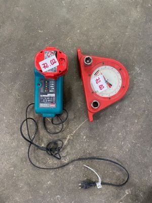 1 Chargeur DE Batterie Accu Makita - 1 Compressiometre
