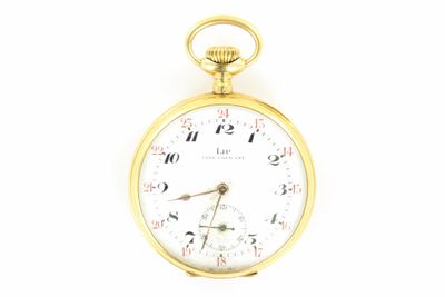 gros plan d'une montre de poche sur fond blanc