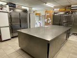 une grande cuisine équipée d'appareils électroménagers en acier inoxydable