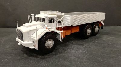 un camion jouet posé sur une table