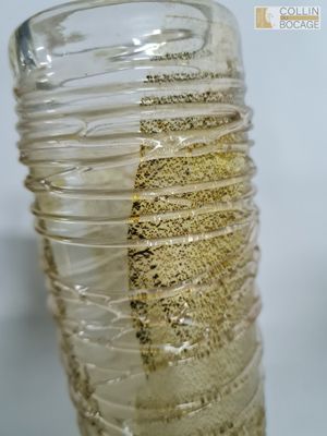 un gros plan sur un vase en verre transparent orné d'un motif doré