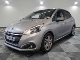 la voiture argentée est garée sur un sol en damier dans le garage