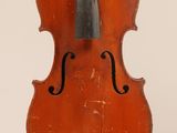 gros plan d'un violon avec un archet sur fond blanc