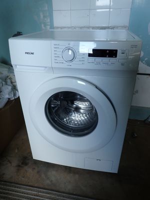 une machine à laver qui se trouve dans le coin d'une pièce